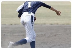 キャッチボールする選手