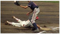 帰塁するランナー