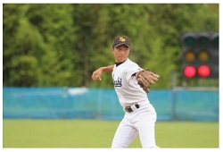 ボールを投げる野手