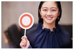 マルサインを出す女性